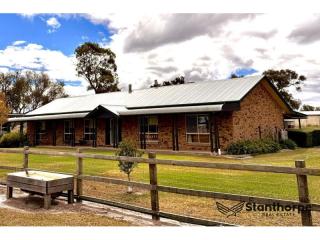 APPLETHORPE - 2.5 ACRES OF RURAL LIFESTYLE BLISS WITH SPRING FED DAM