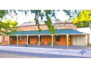 FREEHOLD - Devenish Railway Hotel VIC - 1P0552