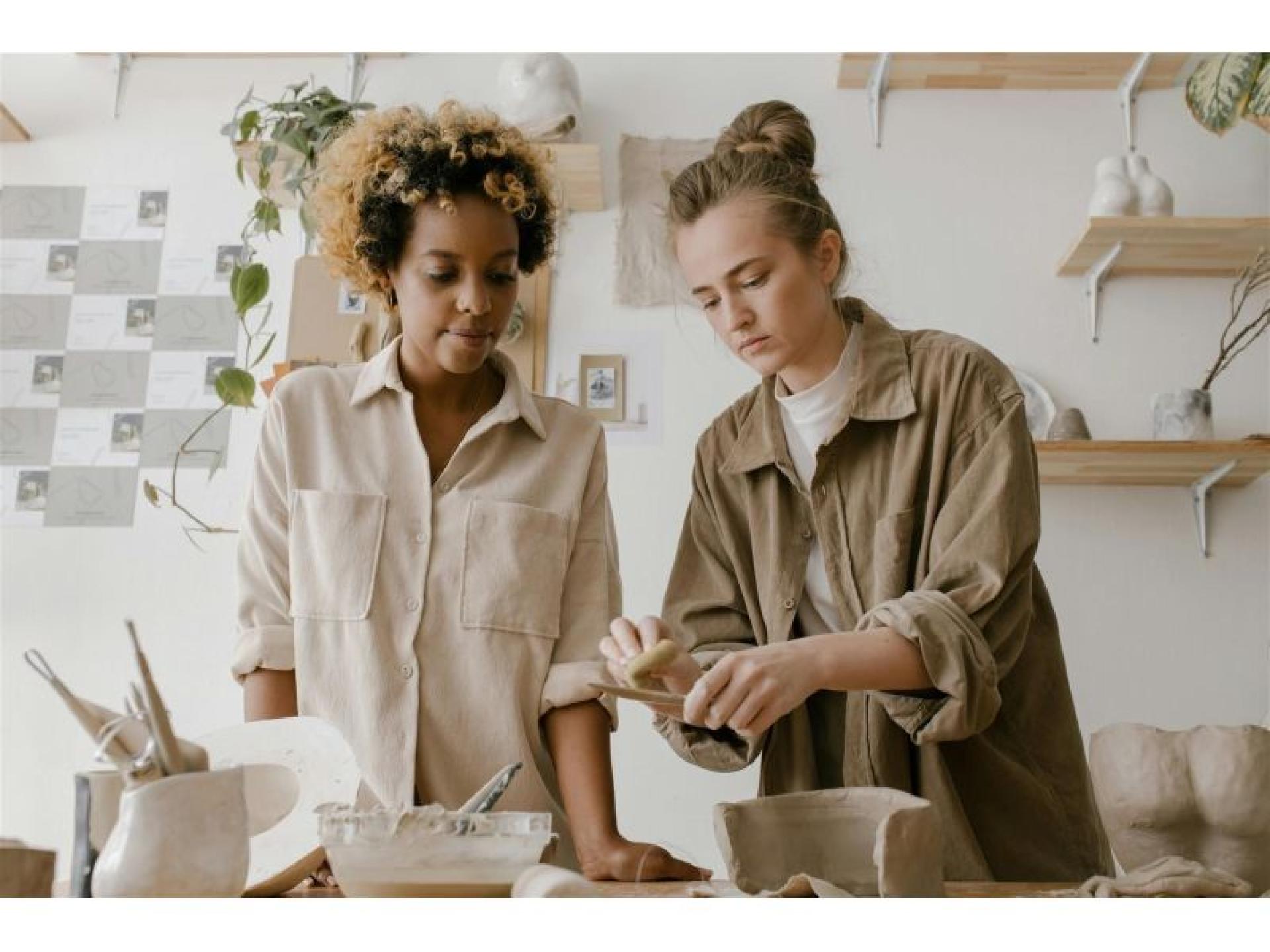 Established And Creative E-commerce 669505 2