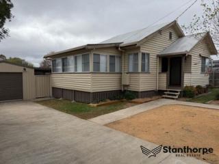 STANTHORPE - STUNNING GABLED QUEENSLANDER 3 BED 2 BATH NEW KITCHEN