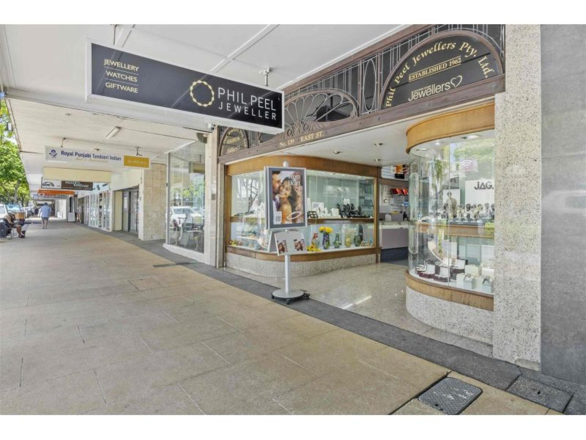 Established Master Jeweller 679675 3