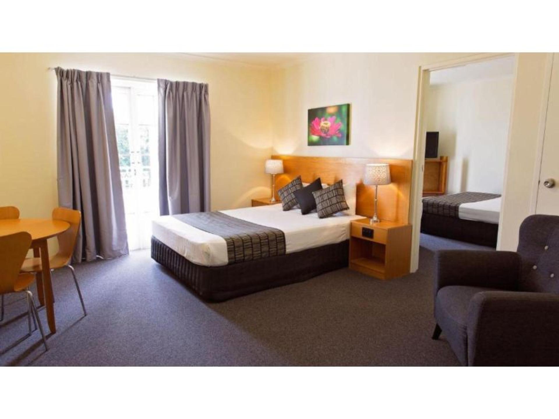 Under Offer - White 680681 3