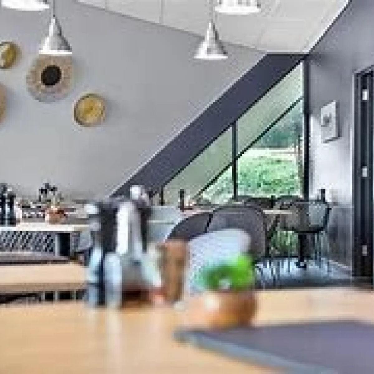 Well-established Seafood Dine-in & 683255 3