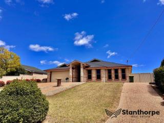STANTHORPE EXECUTIVE RESIDENCE BUILDERS OWN HOME 4 BEDROOM + MEDIA ROOM