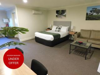 COUNTRY LIVING , CITY CLASS, FAR FROM THE RAT RACE, YOU’LL LOVE IT! - 2814ML