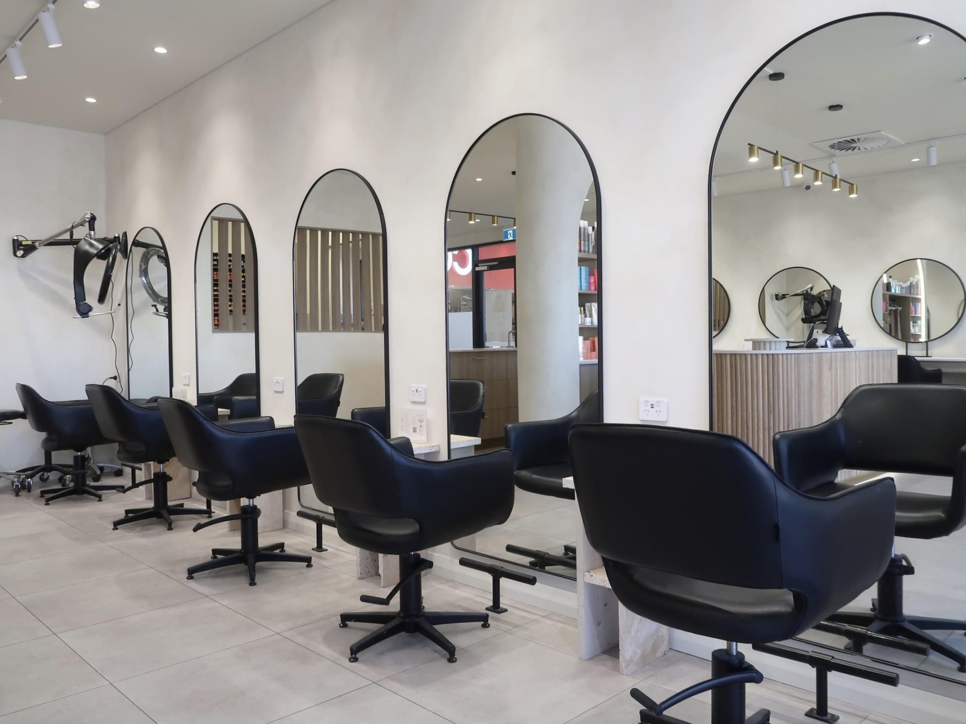 Luxury Fully-fitted Salon – 678470 3