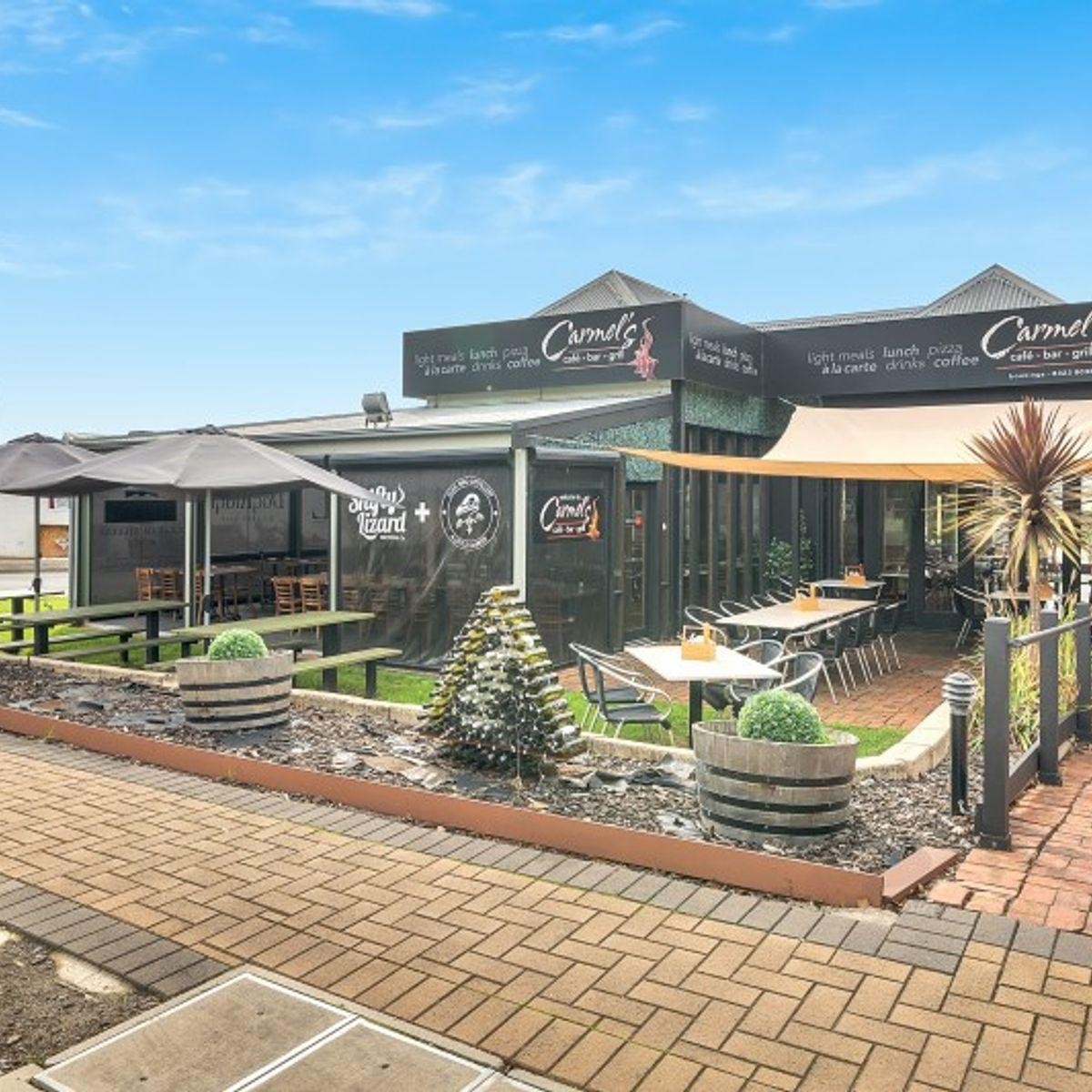 Iconic Cafe Grill Bar 684248 2
