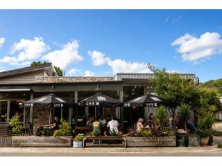 LEASEHOLD - Tomahawks Bar & Eatery, Bright VIC - 1P0589