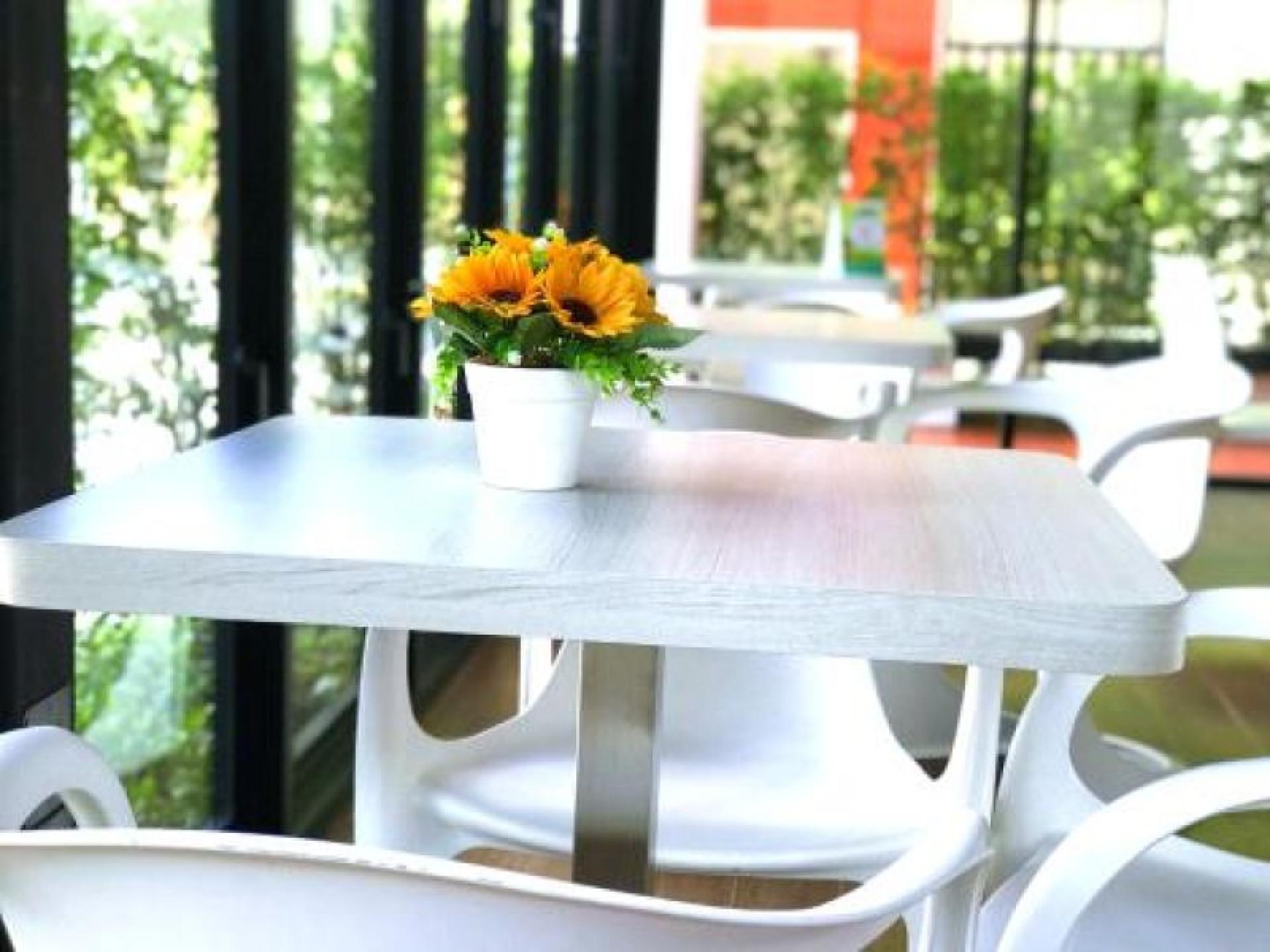 Premium City-fringe Café | 684417 1
