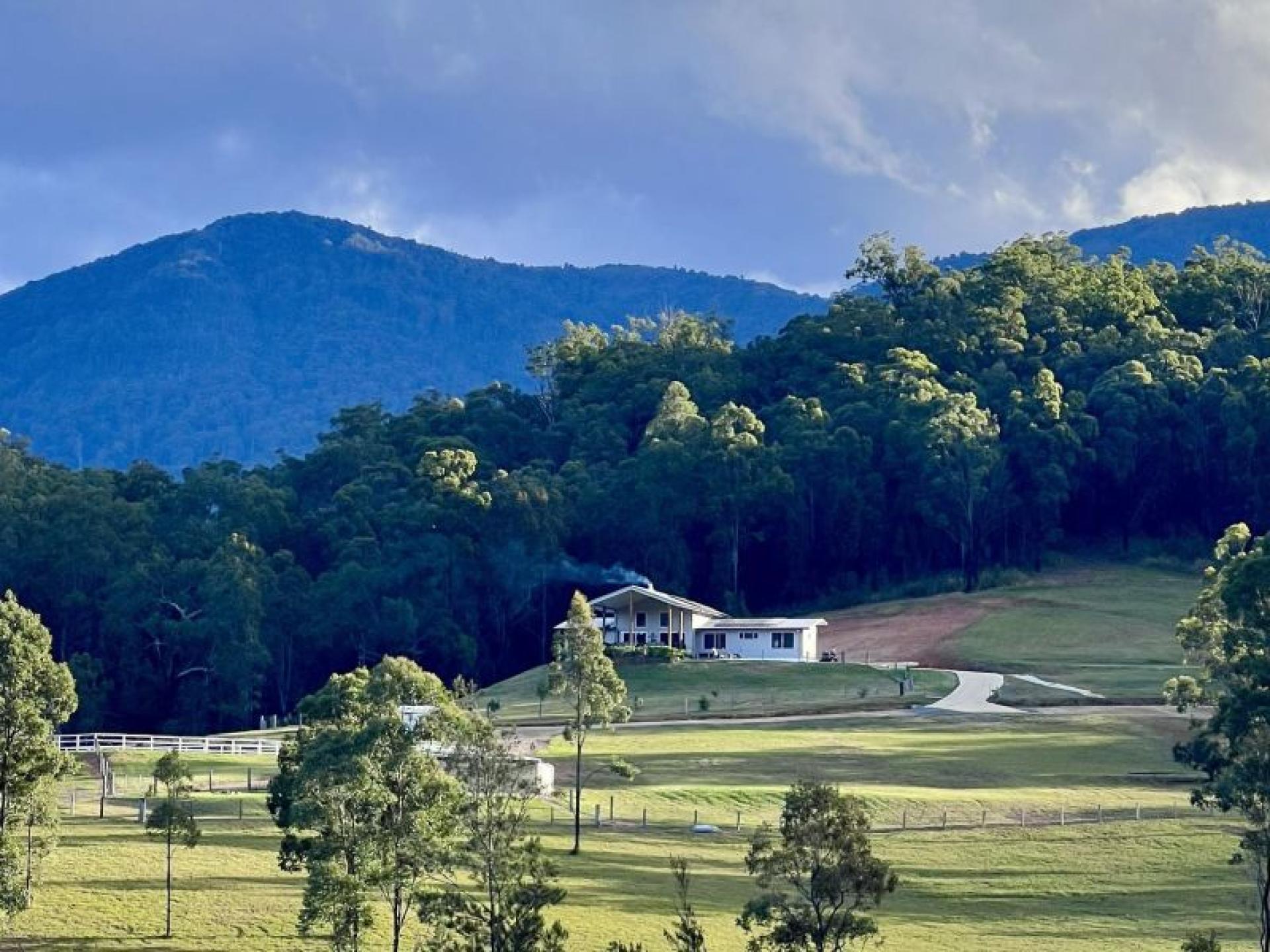 Modern Homestead & Acreage 677901 1