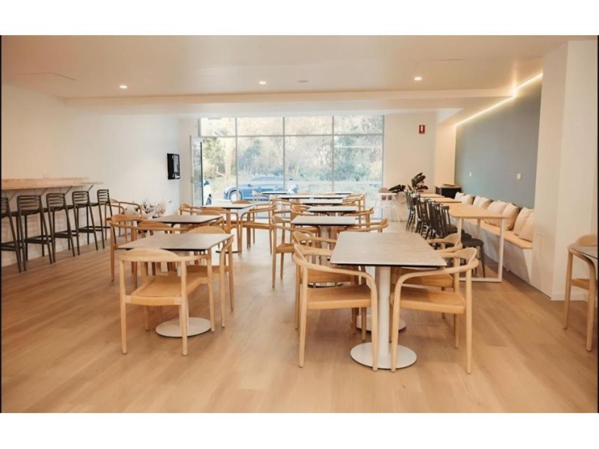 Spacious Cafe In Busy 684123 3
