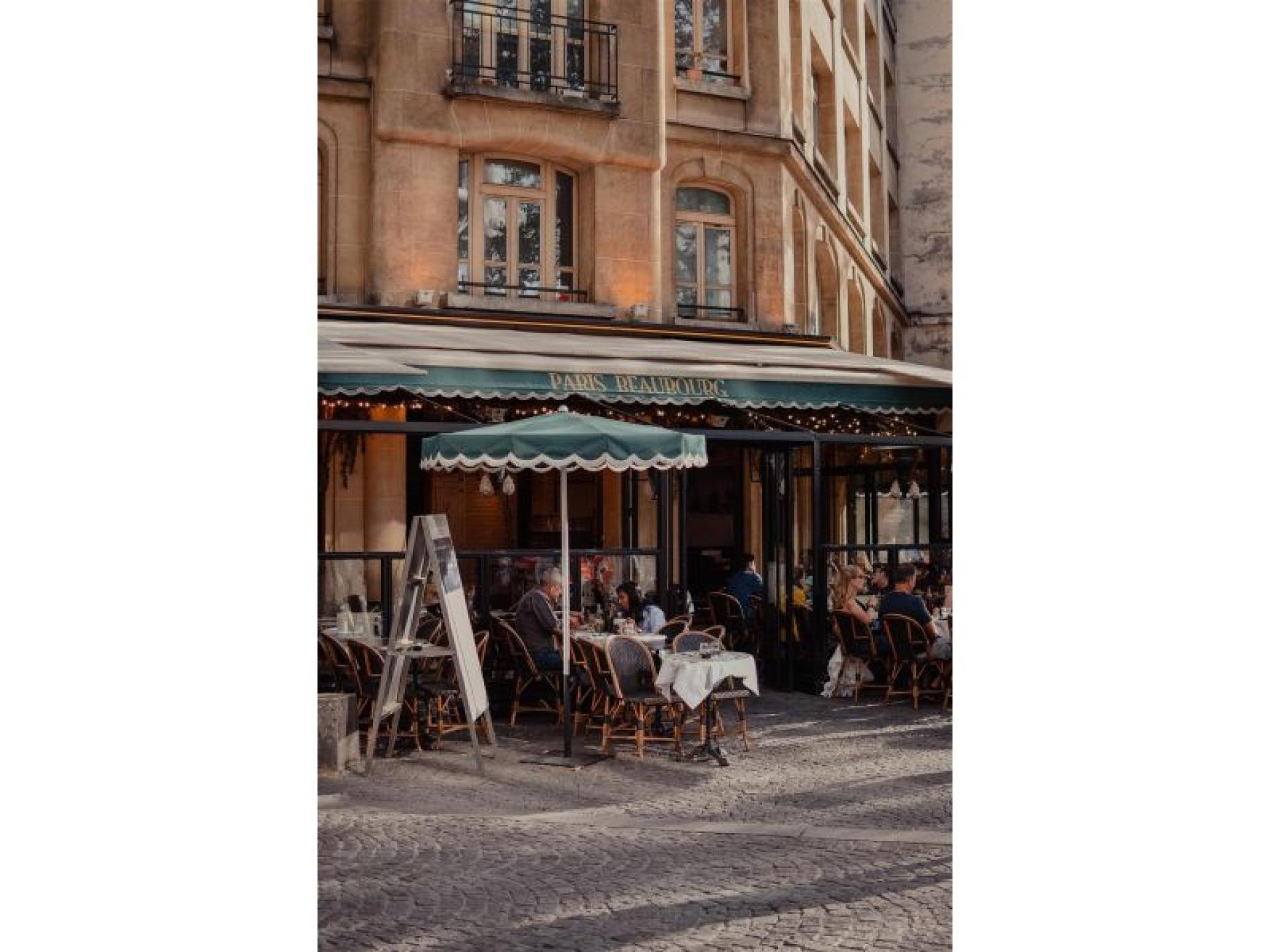 Cafe With Unique Decor 683993 1
