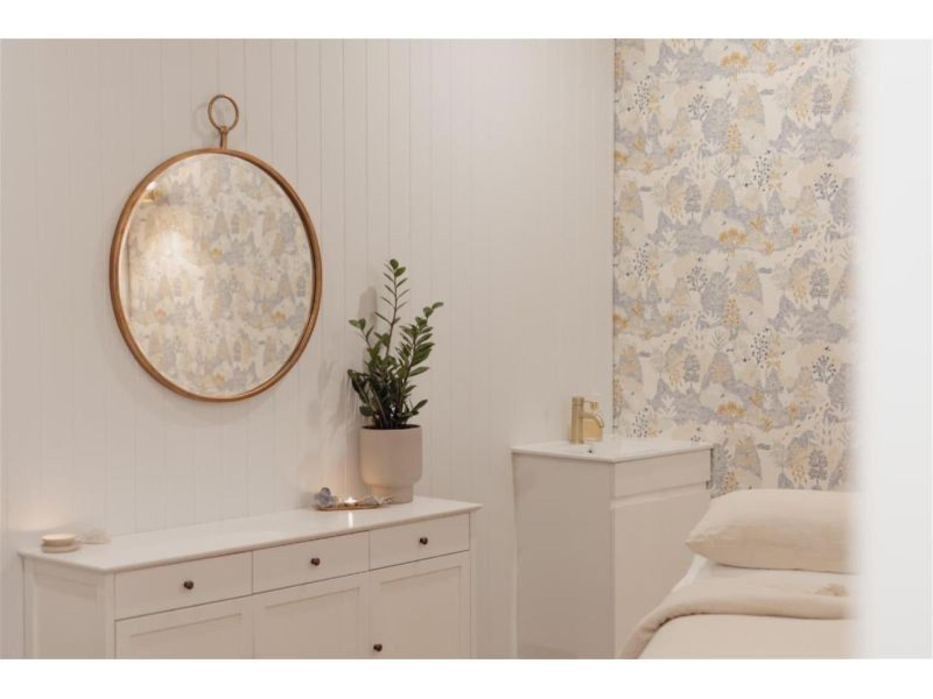 Established Low-risk Holistic & 679634 3