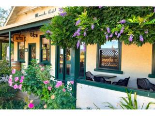 FREEHOLD - Whorouly Hotel, VIC - 1P0573