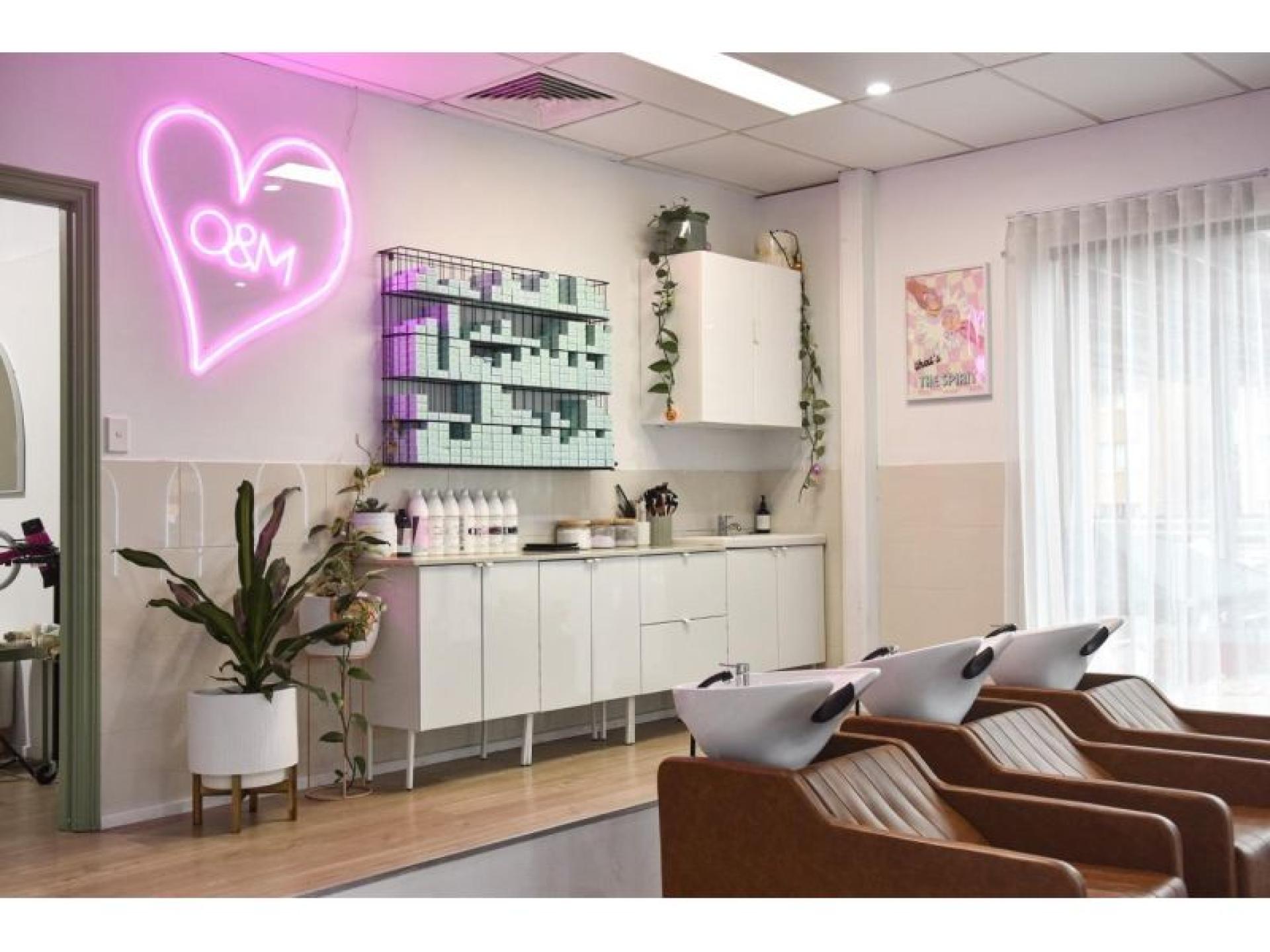 Modern Large-scale Hair / 677845 1