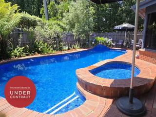 AN OUTSTANDING BUSINESS IN A BEAUTIFUL PART OF VICTORIA - 2873ML