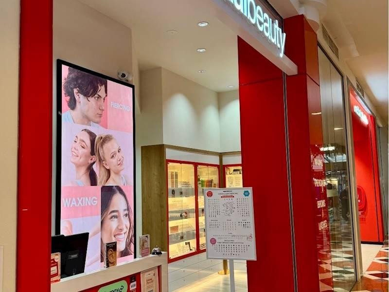 High-foot Traffic Beauty Salon 667024 2