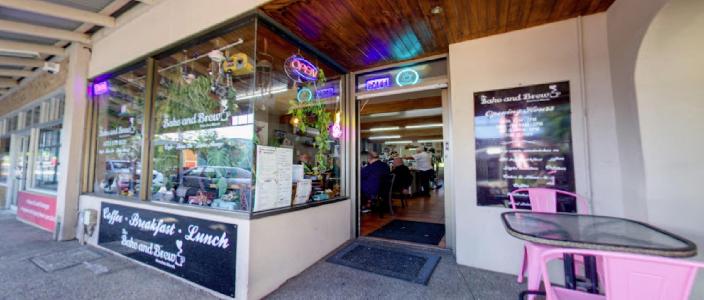 Popular Main Street Café 685155 2
