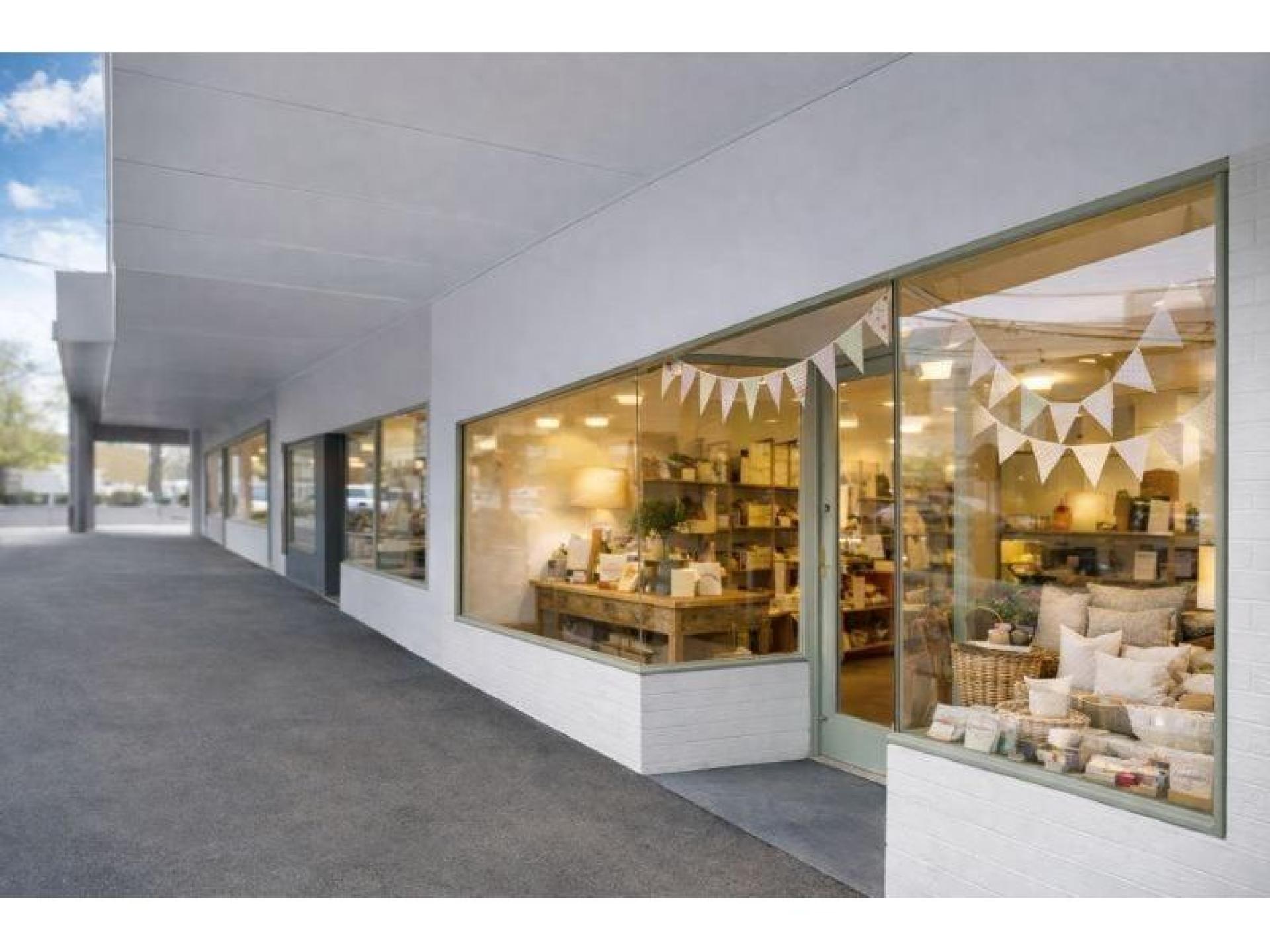 Homewares & Clothing Retail 678152 2