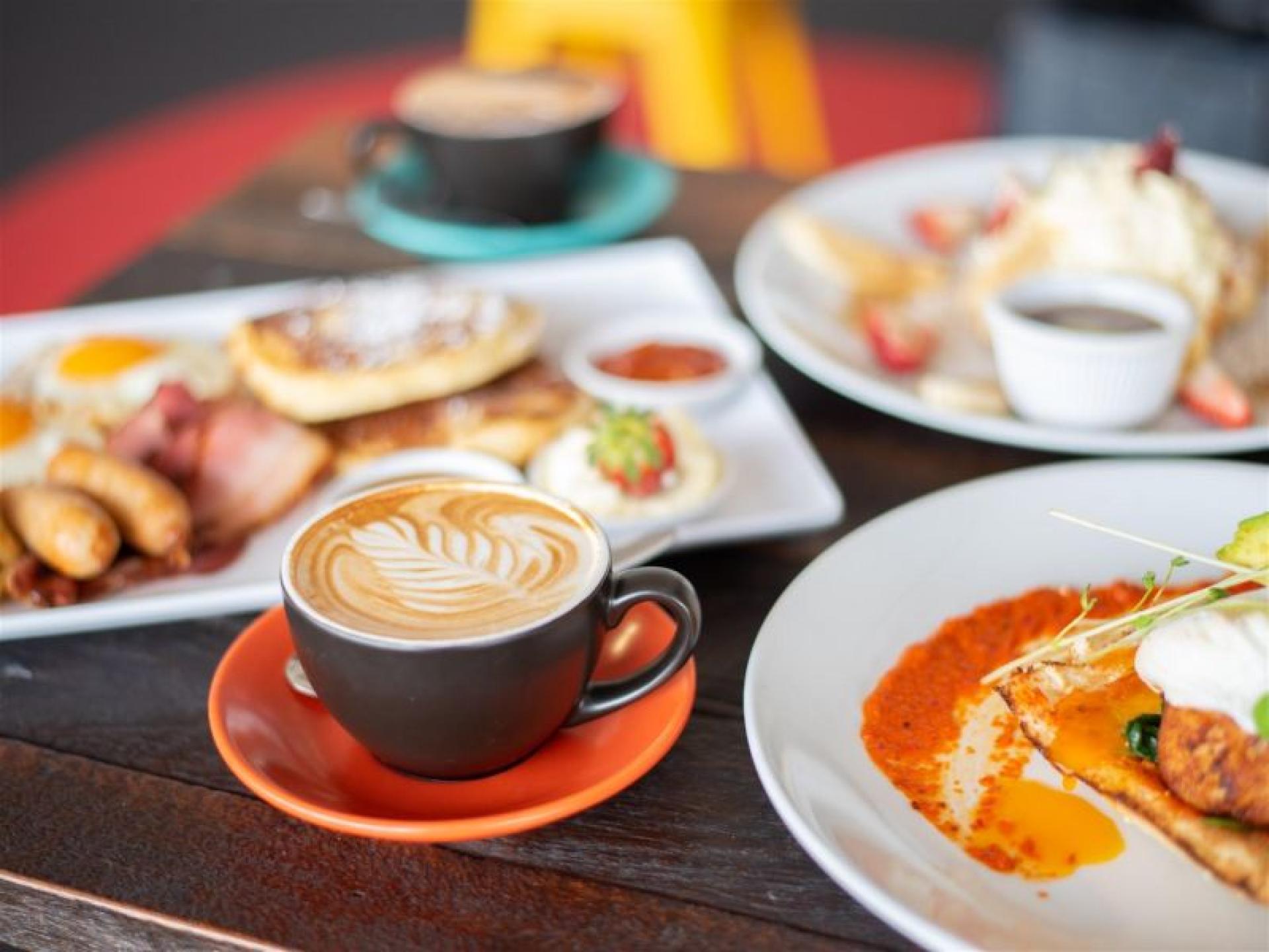 Busy Bayside Cafe - 668606 1